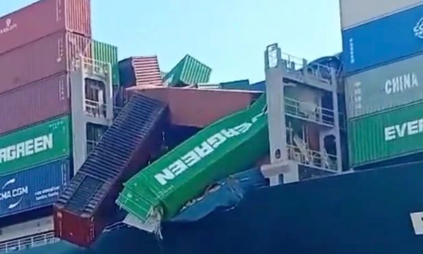 突发！长荣集装箱船遇恶劣天气致堆垛倒塌，曾挂靠上海、宁波、盐田......